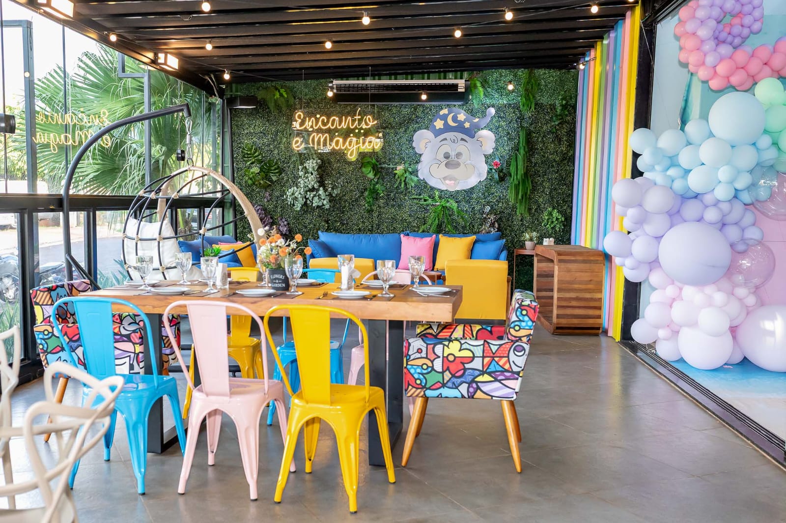 Mesa e decoração de festa infantil no buffet