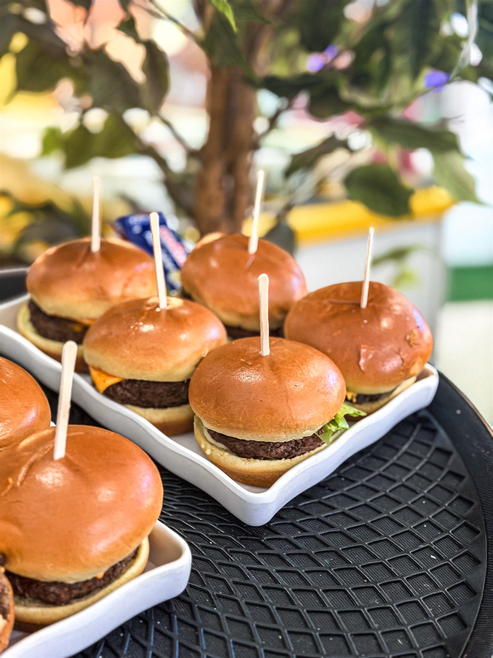 Mini burguer servido nas festas do Buffet Encanto e Magia