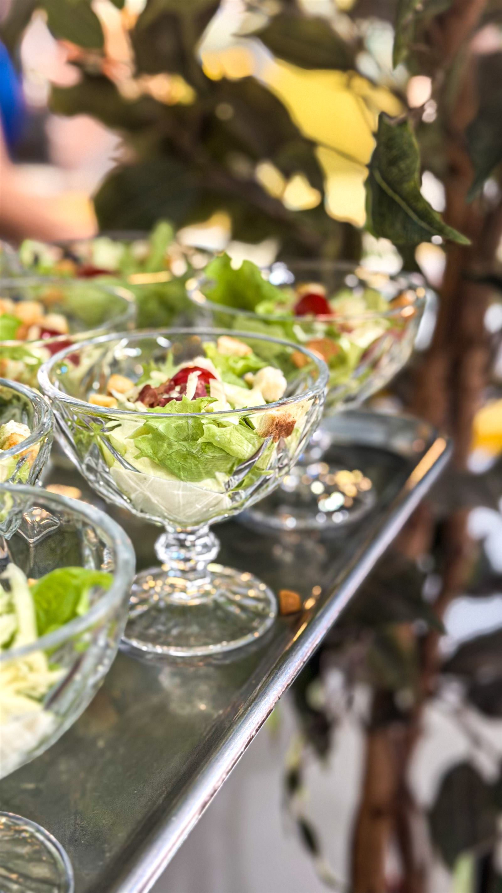 Salada individual servida no Buffet Encanto e Magia